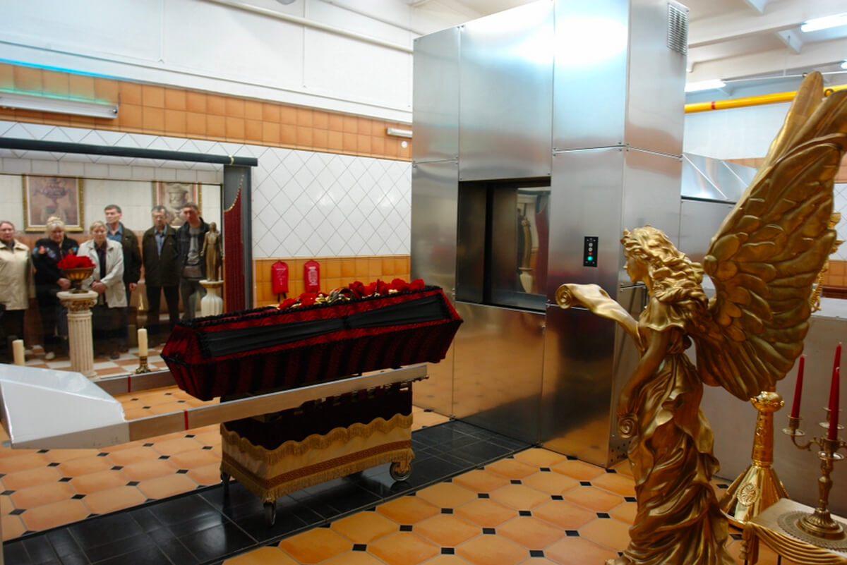 Кремирование умершего. Кремация человека в крематории.